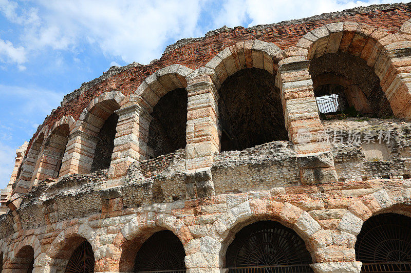维罗纳竞技场是一座罗马圆形剧场，建于公元30年，位于意大利维罗纳的Bra Sauare